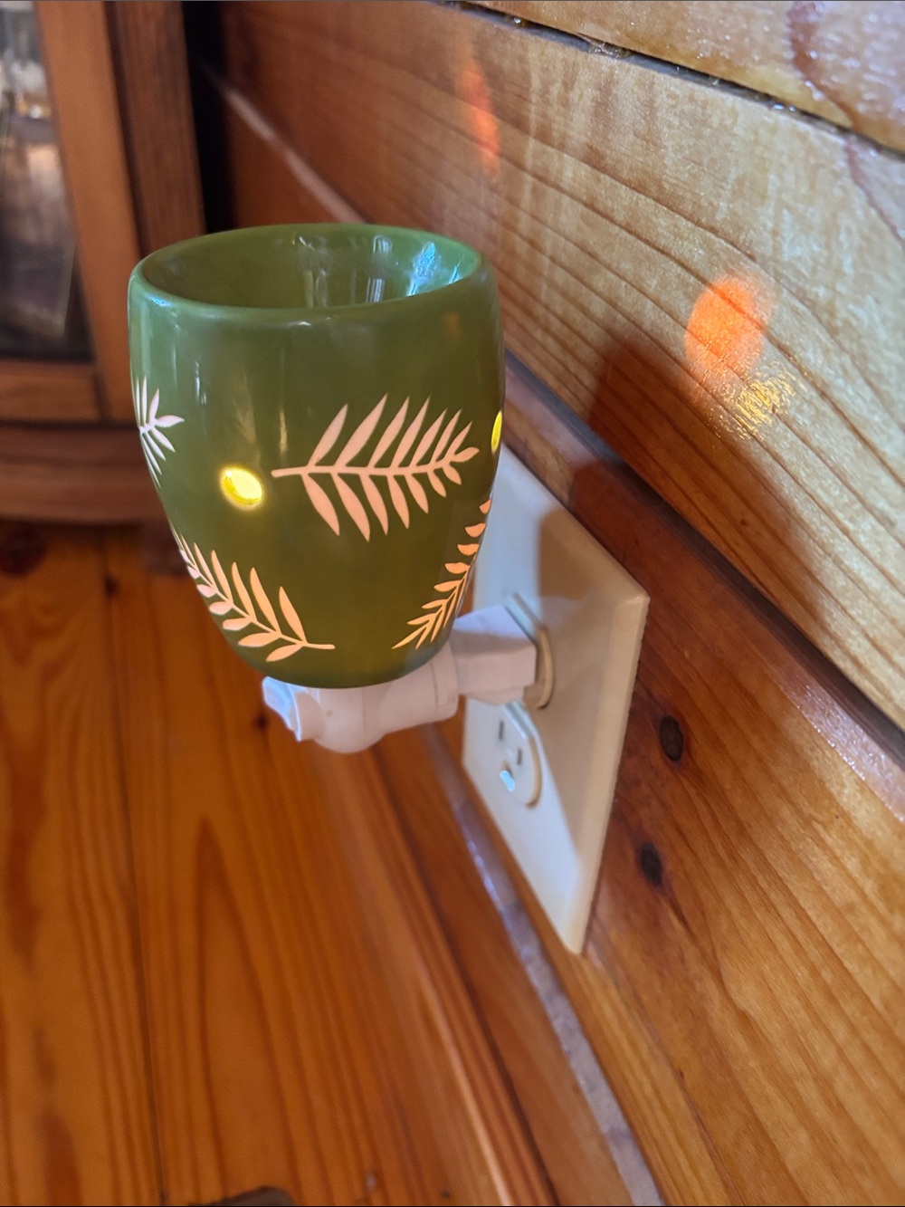 Scentsy Green Ceramic Plug-In Warmer with White Leaf Design